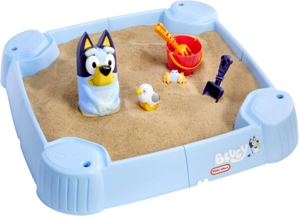 Little Tikes Bluey Beach Day Sandkasten für Kinder 1–6 Jahre | Outdoor Sandspiel mit 6 Zubehörteilen & abnehmbarem Deckel | Aktives Spielen mit Bluey